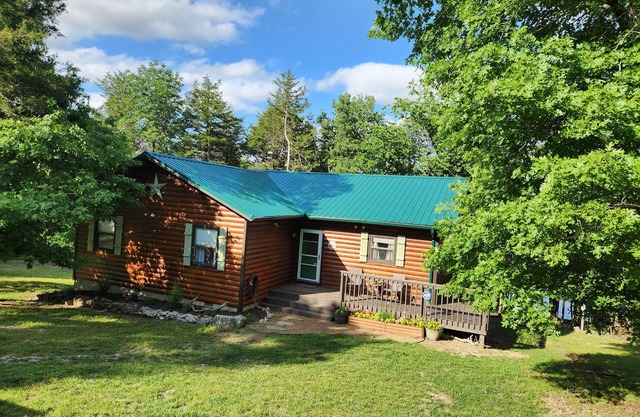 Robin's Nest-3 bedroom 2 bath waterfront cabin on Table Rock w/ Wi-Fi & hot tub