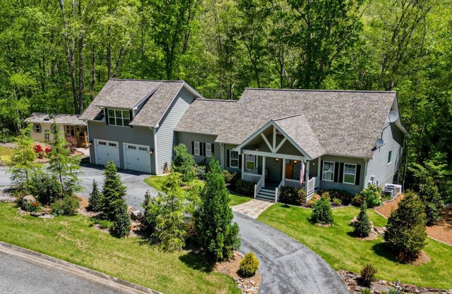Robin's Nest-4 Bed/3.5 Bath/HotTub/Game Room/Creek!