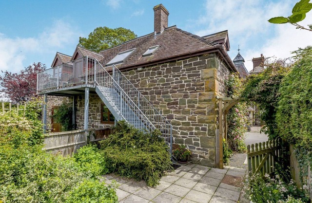ROBIN'S NEST, pet friendly, with a garden in Craven Arms
