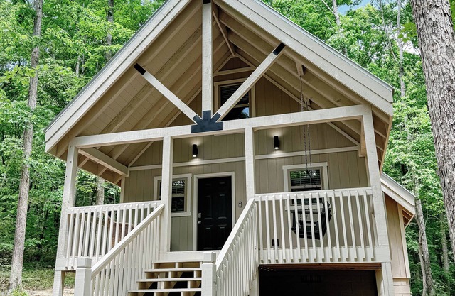 BRAND NEW ROBIN'S NEST - With Hot Tub - Relaxation awaits in the mountains!