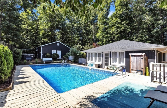 Robin's Rest (3-Bedroom Home) with Pool by RedAwning