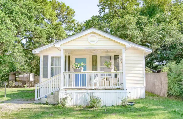 Robinson Bayou's Blue Door Cottage