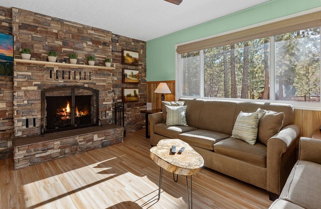 Robinson's Roost - Walk to Lake & Village, Fireplace, Deck, Barbecue