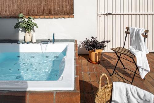 Robles Suite Apartment with Jacuzzi and Private Parking