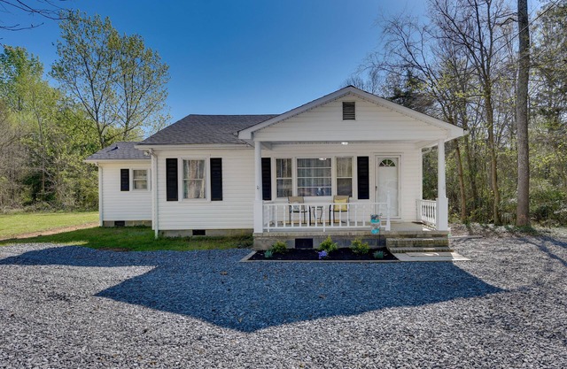 Rock Hill Cottage w/ Spacious Yard & Fire Pit!