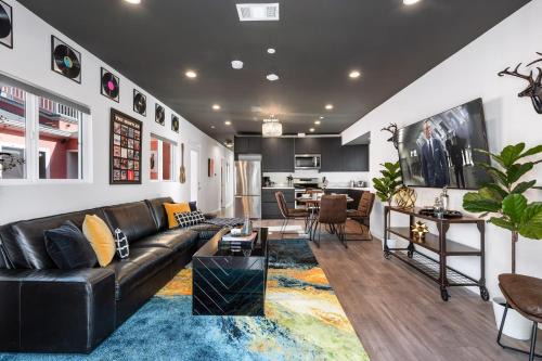 Rock n Roll by AvantStay Vibey 2BDR in Prime Hollywood Steps to Attractions