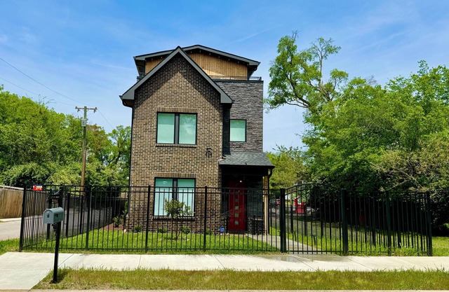 ROCK NASHVILLE. New home is less than 3 miles to Broadway, 2 miles to Mid Town.