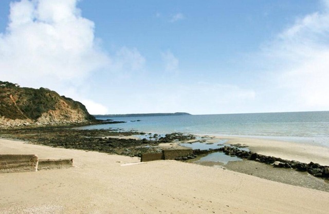 Rock Pools is a spacious detached house set in a quiet residential area in Gorran Haven