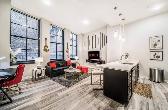 Rock & Roll Flat w/Heated Pool+Sauna+Gym Downtown
