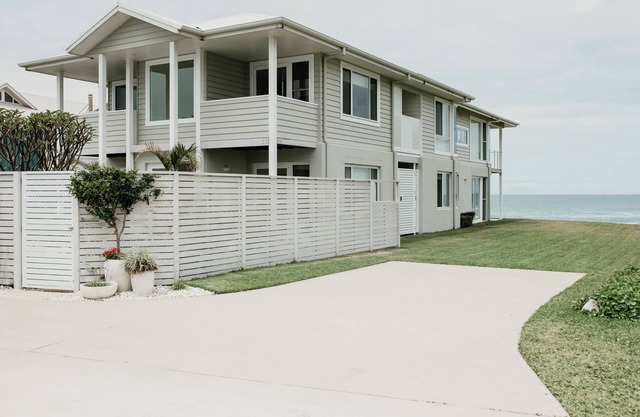 ROCK SALT Luxury 3 B/room Ocean Front Apartment -- breathtaking 270 degree view