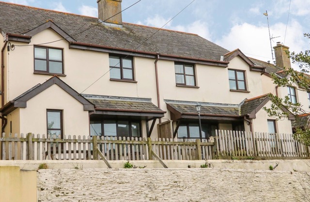 ROCKHAM BAY VIEW, pet friendly, character holiday cottage in Mortehoe