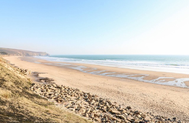 ROCKHOPPER COTTAGE, pet friendly, with open fire in Praa Sands