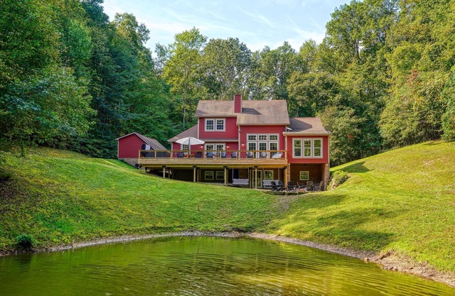 Rockhouse Luxury Home with Private Pond