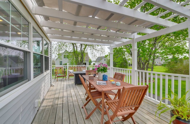 Rockland Home w / Deck 5 minutes du centre-ville historique!