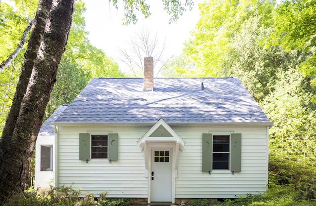 Rockledge Cottage, Cozy Private Cottage situated on a Rock Bluff overlooking Lake Michigan