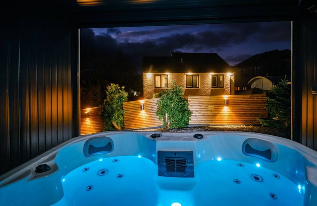Rockside- Luxury 3 bedroom home with hot tub, central, parking, pet friendly