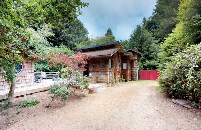 Rocky Creek Cabin ~ Une retraite boisée paisible complète avec un sauna personnalisé!