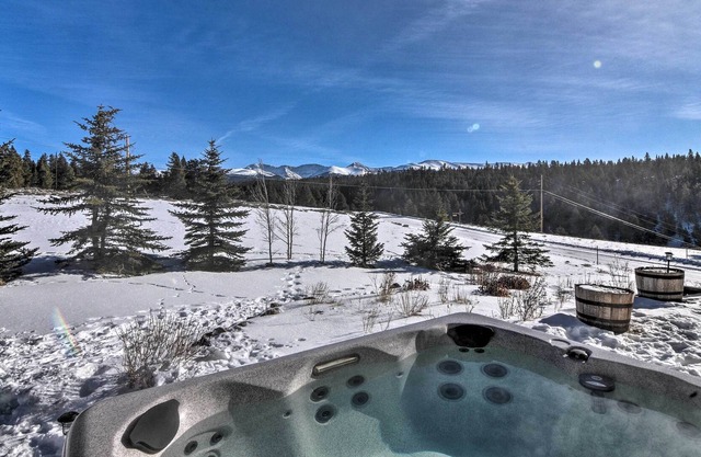 Evolve | Rocky Mountain Retreat w/ Hot Tub Access!
