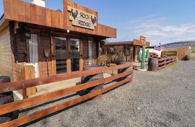 ROCKY RIDGE CABIN, pet friendly, with a garden in Castlerock