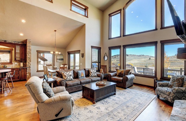 Rocky Splendor: Hot Tub & Scenic Colorado Views