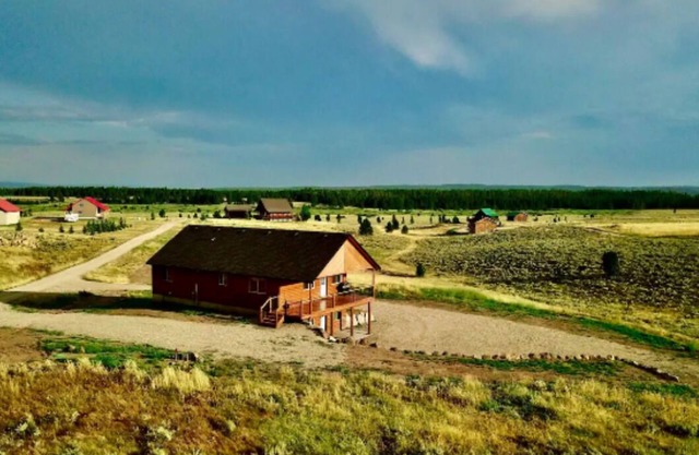 Rocky Views Lodge+6 Bdms+AC+HotTub+WiFi+ClosetoYNP