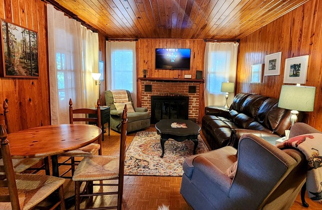Roddy's Roost Lakefront Cabin - Hot Springs AR