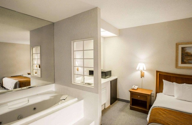 Rodeway Inn & Suites On The River