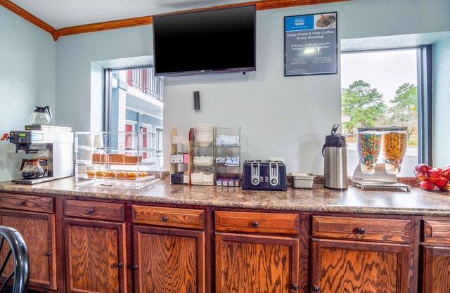 Rodeway Inn & Suites Fort Jackson