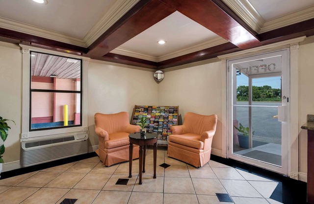 Rodeway Inn & Suites East