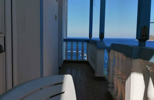RODON VROMOLITHOS STUDIO with panoramic views - 5 min from the beach!
