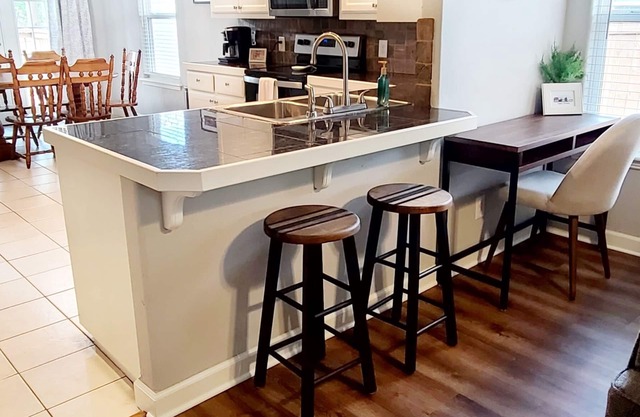 Rogers Retreat, Dog Friendly, Cozy Home. Close to Walmart Amp, Downtown Rogers