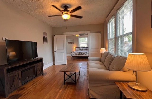 Rolston 2, Two Bedroom near Xavier Downtown