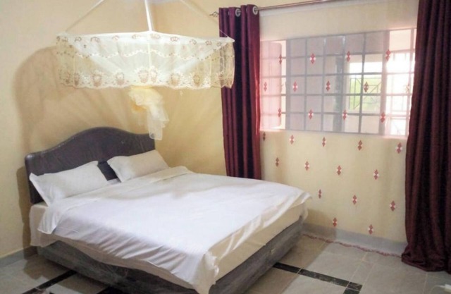 Roma Stays- Stylish modern two/one bedroom in Busia near Weighbridge