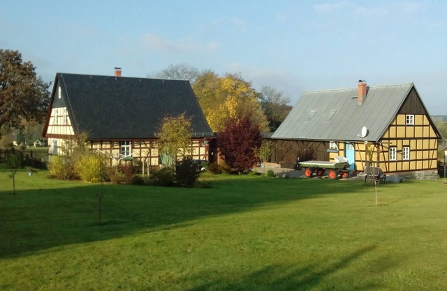 Maison à colombages romantique au bord de la forêt