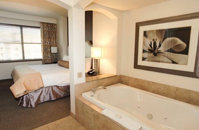 Romantic 1-bedroom Luxury Condo w/hot tub, kitchen, washer/dryer.