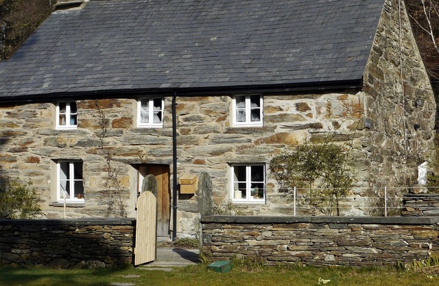 Romantique, 17c classé Cottage en pierre sur le bord du lac dans les anciennes forêts de chênes