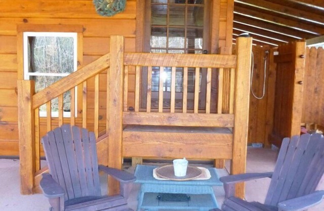 Romantique 5 * Luxury Creekside Cabin pour 2 * 28 acres * Jacuzzi * Pain fait maison
