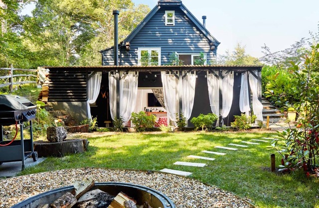 Romantic artist studio with hot tub, fire pit, hiking trails in woodland setting