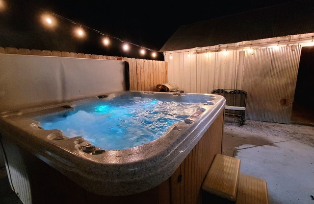 Romantic Augusta Cottage w/ hot tub