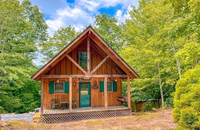 Romantic Cabin Getaway, gated community hiking trails and waterfalls and Hot Tub