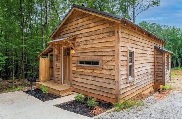 Tiny House with Fireplace, Tub & Shower Near Milledgeville Colleges