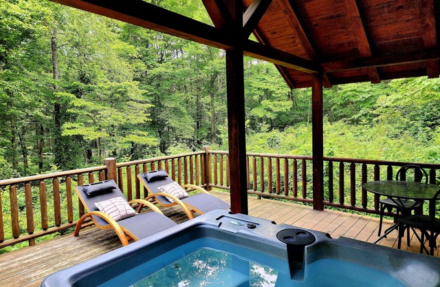 Romantic Cabin-Hot tub Fireplace