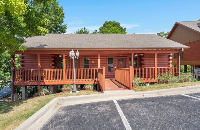 Romantic Cabin with Fireplace & Whirlpool Tub - 2 min to Aquarium!