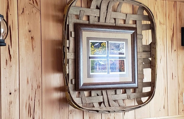 Romantic Cabin with gorgeous views 5 minutes away from downtown West Jefferson.