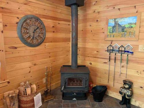 Romantic Chalet w/Hot Tub close to Roan Mountain