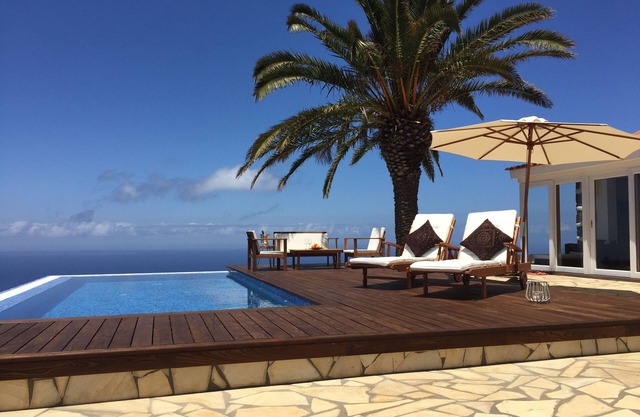 Villa romantique avec piscine à débordement et vue panoramique sur la mer