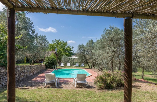 Cottage romantique, 6 couchages, avec de grandes fenêtres donnant sur la campagne toscane. Jardin avec piscine p