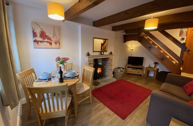Cottage romantique pour deux à Monyash. Poutres apparentes et poêle à bois.