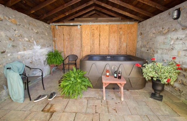 Chalet romantique ~ ~ HOT TUB pied de la ville ~ Wi-Fi ~ ~ ANIMAUX