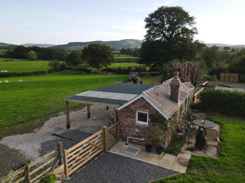 Romantic country cabin with log burner, spectacular views, spa hot tub - Brecon Beacons National Park